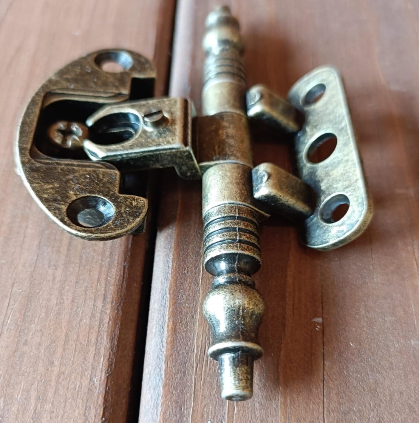 Cerniera Bronzata Anticata Cerniere per Mobili Antichi per Ante in Battuta Arte Povera stile barocco completa di basetta, Finitura Bronzo Anticato A0114-30