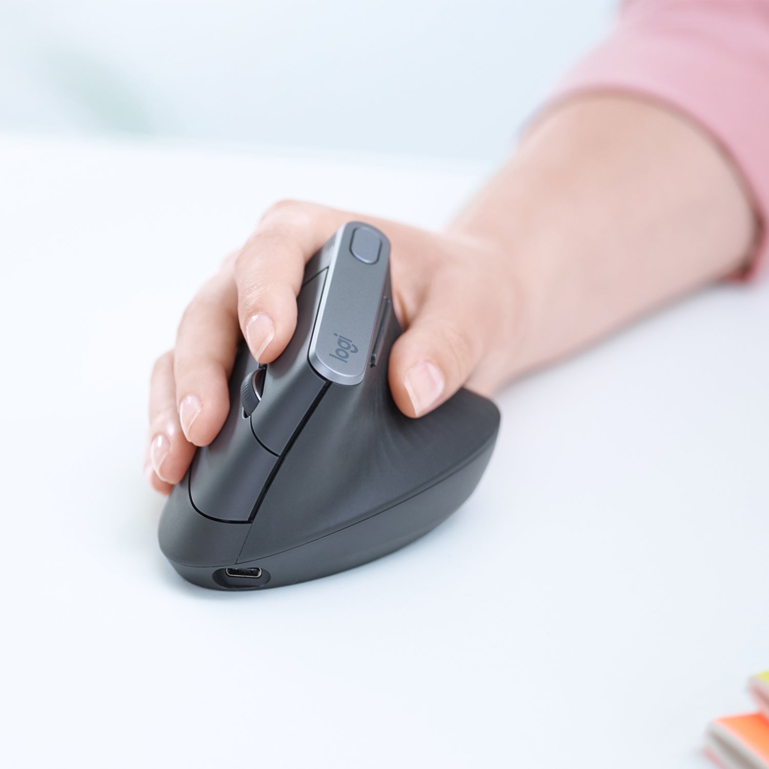 Logitech MX Vertical mouse Ufficio Mano destra RF senza fili + Bluetooth Ottico 4000 DPI - puntoluceled